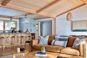 Smart TV, fireplace, books, stereo