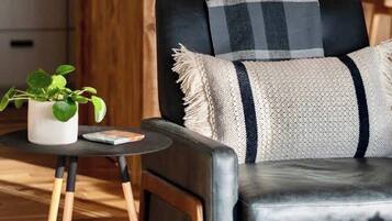 Smart TV, books, stereo