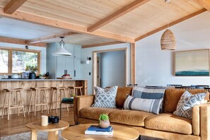 Smart TV, books, stereo