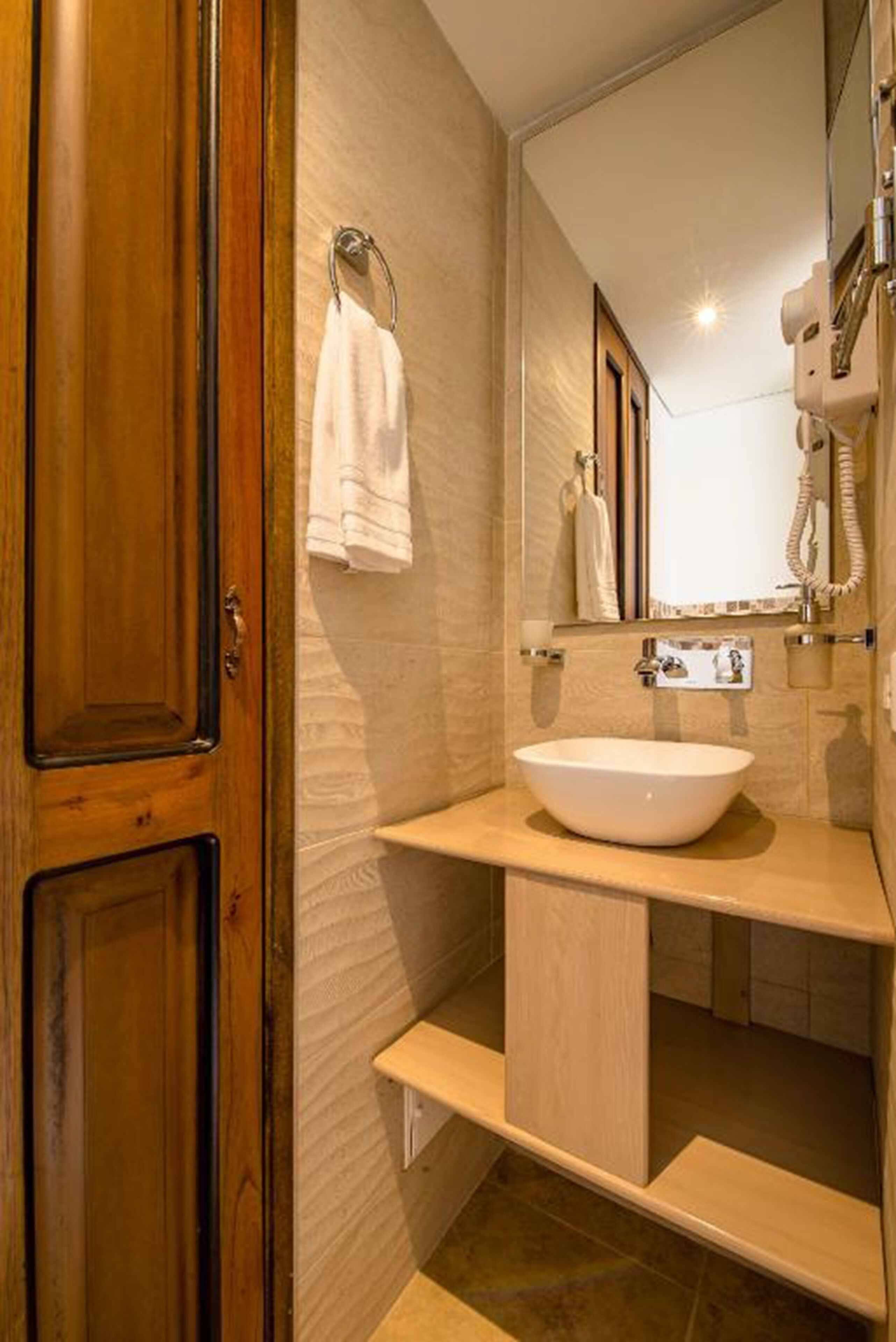 standard double room | bathroom | shower, rainfall showerhead, free toiletries, hair dryer