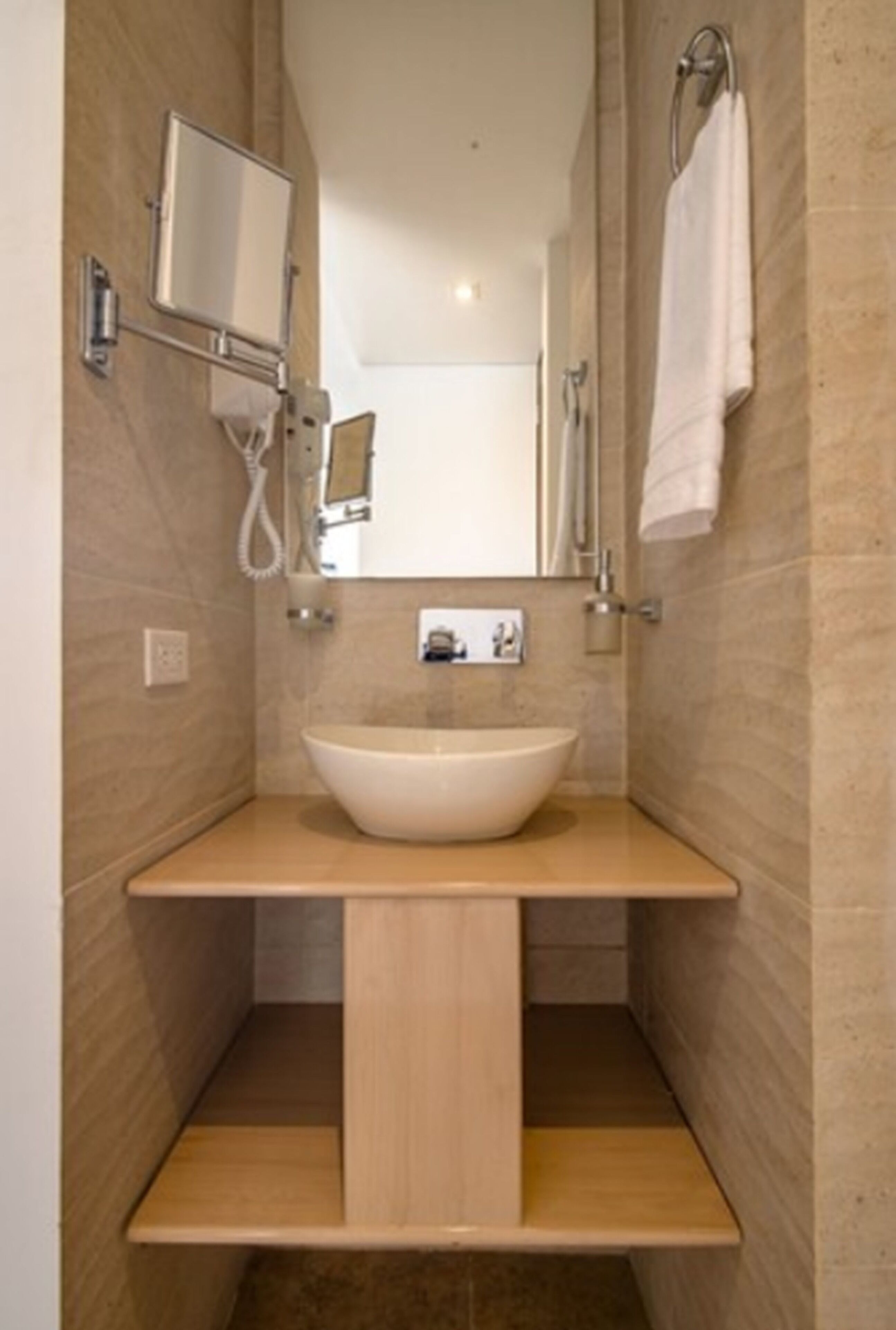 standard triple room | bathroom | shower, rainfall showerhead, free toiletries, hair dryer