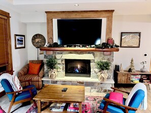 Een smart-tv, een open haard, een dvd-speler en tafelvoetbal