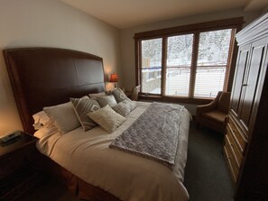 2 habitaciones, caja de seguridad en la habitación y escritorio 