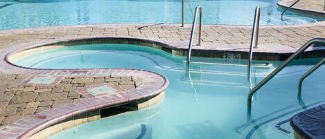 Utendørsbasseng og et oppvarmet basseng