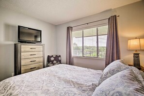 2 bedrooms, iron/ironing board, Internet, bed sheets - Balcony & Pool: Gulfview Tierra Verde Escape! (Tierra Verde)
