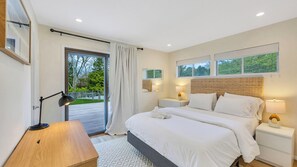 5 bedrooms, laptop workspace, travel crib, internet