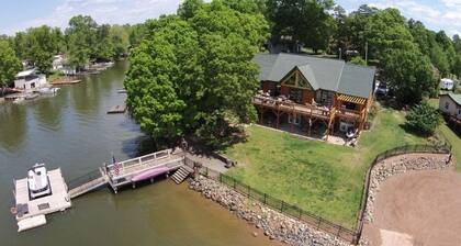Yksityinen Lakefront-hirsitalo venelaiturilla