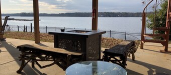 Private Lakefront Log House with Boat Dock