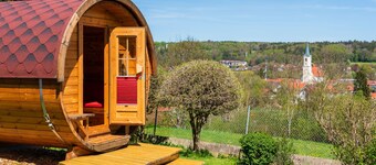 Camping barrel "Magnolia" between city, lakes and mountains