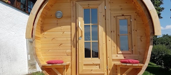 Camping barrel "Magnolia" between city, lakes and mountains