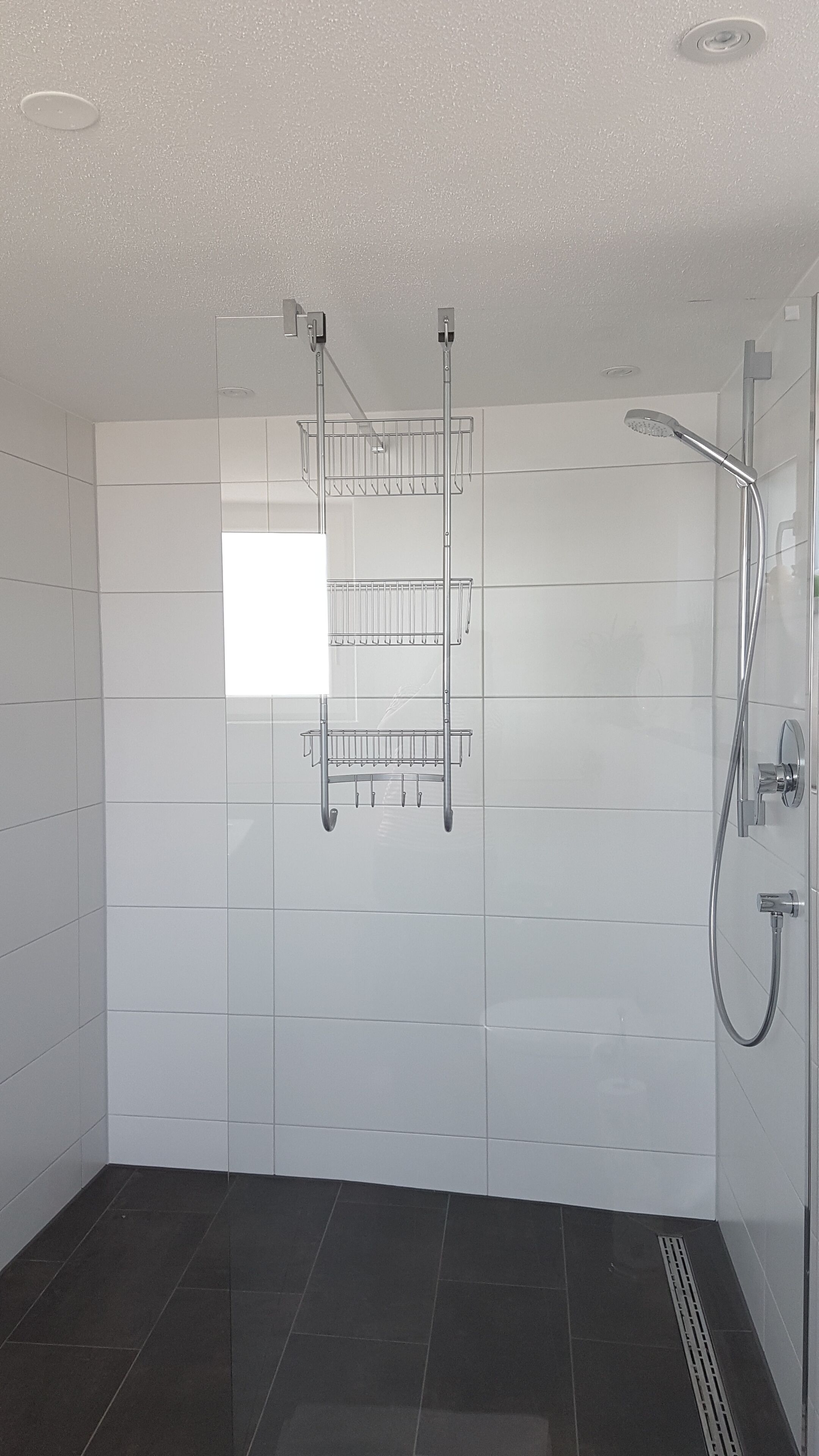 Douche, sèche-cheveux, serviettes fournies, savon