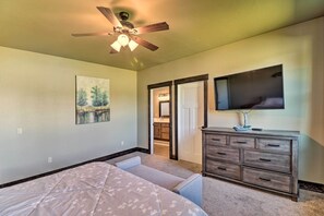 4 habitaciones, escritorio y tabla de planchar con plancha
