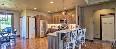 Fridge, microwave, stovetop, dishwasher