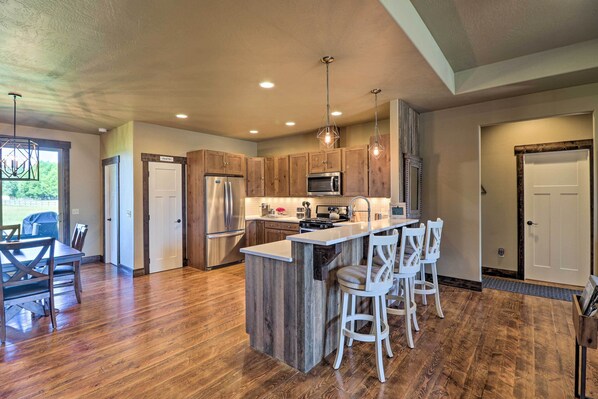 Fridge, microwave, stovetop, dishwasher