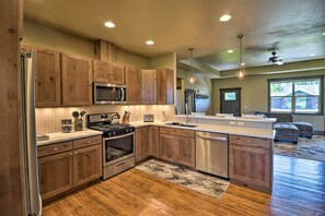 Fridge, microwave, stovetop, dishwasher