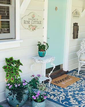Exterior detail - Shabby Chic Rose Cottage Southern California (Sierra Madre)