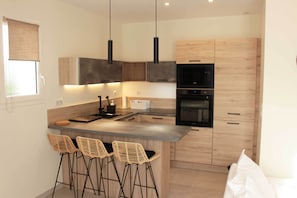 Refrigerador, microondas, horno, placa de cocina