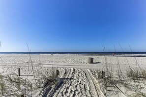 On the beach - Steps to Shore! PCB Resort Condo w/ Balcony (Panama City Beach)