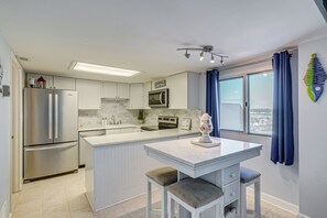 Réfrigérateur, micro-ondes, plaque de cuisson, lave-vaisselle