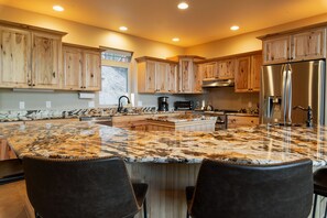 Fridge, microwave, oven, stovetop - Mountain Retreat with sweeping Pikes Peak views. (Woodland Park)