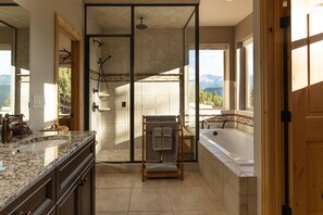 Badewanne, Haartrockner, Handtücher, Seife