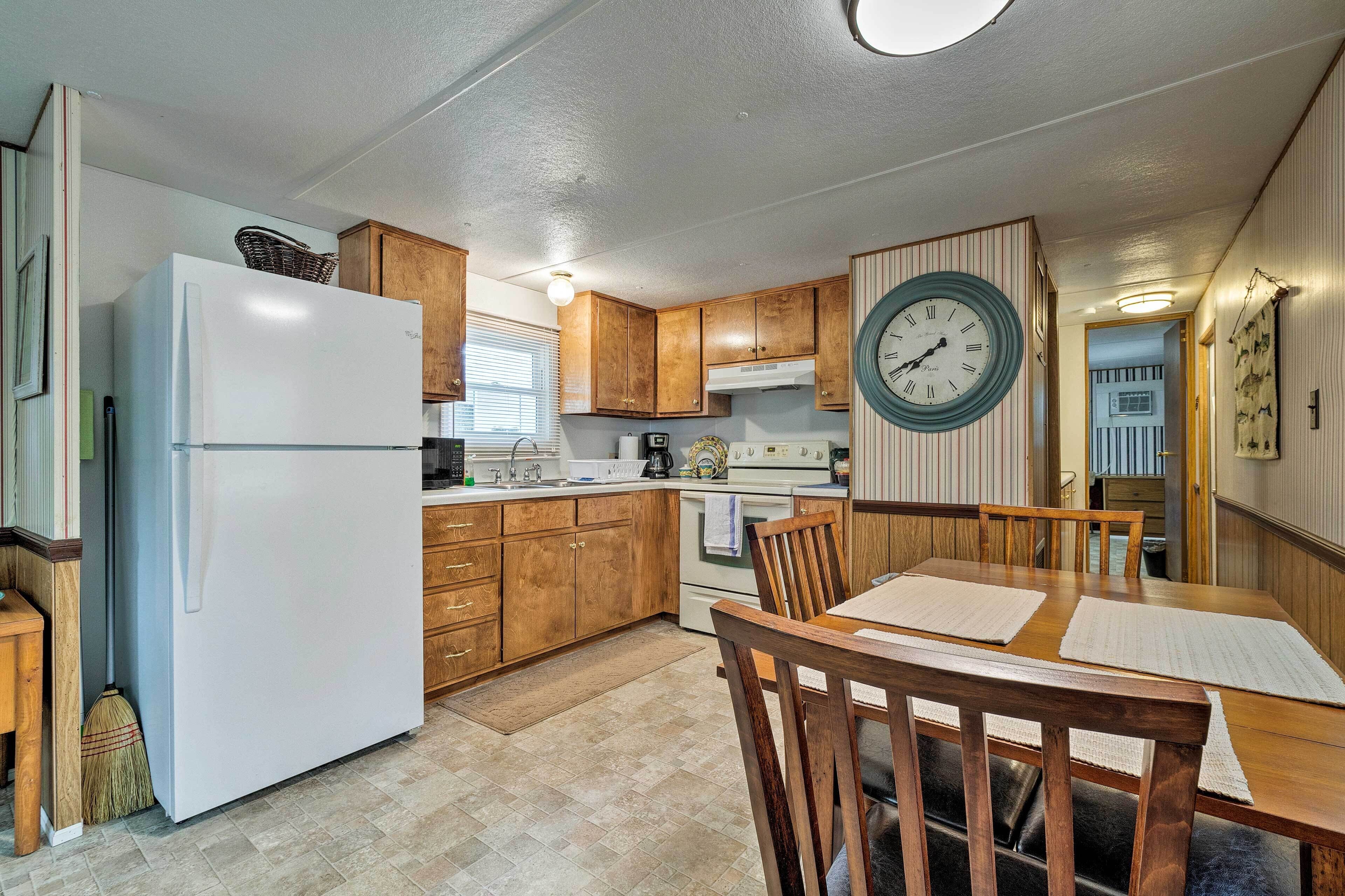 Réfrigérateur, micro-ondes, plaque de cuisson, cafetière/bouilloire