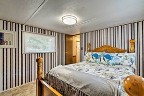 2 bedrooms, desk, bed sheets - Cabin w/ Fire Pit, Walk to Steinhatchee River! (Steinhatchee)