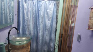 Dusch, bidé, handdukar och toalettpapper