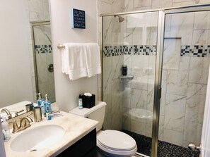 Hårføner og håndklær