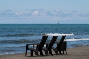 Ubicación a pie de playa, tumbonas y toallas de playa