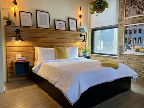 2 soverom, skrivebord, strykejern/-brett og reiseseng for barn