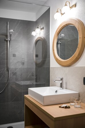 Shower, hair dryer, bidet, towels - Our chalet, the perfect harmony between relaxation and active holidays (Montal)