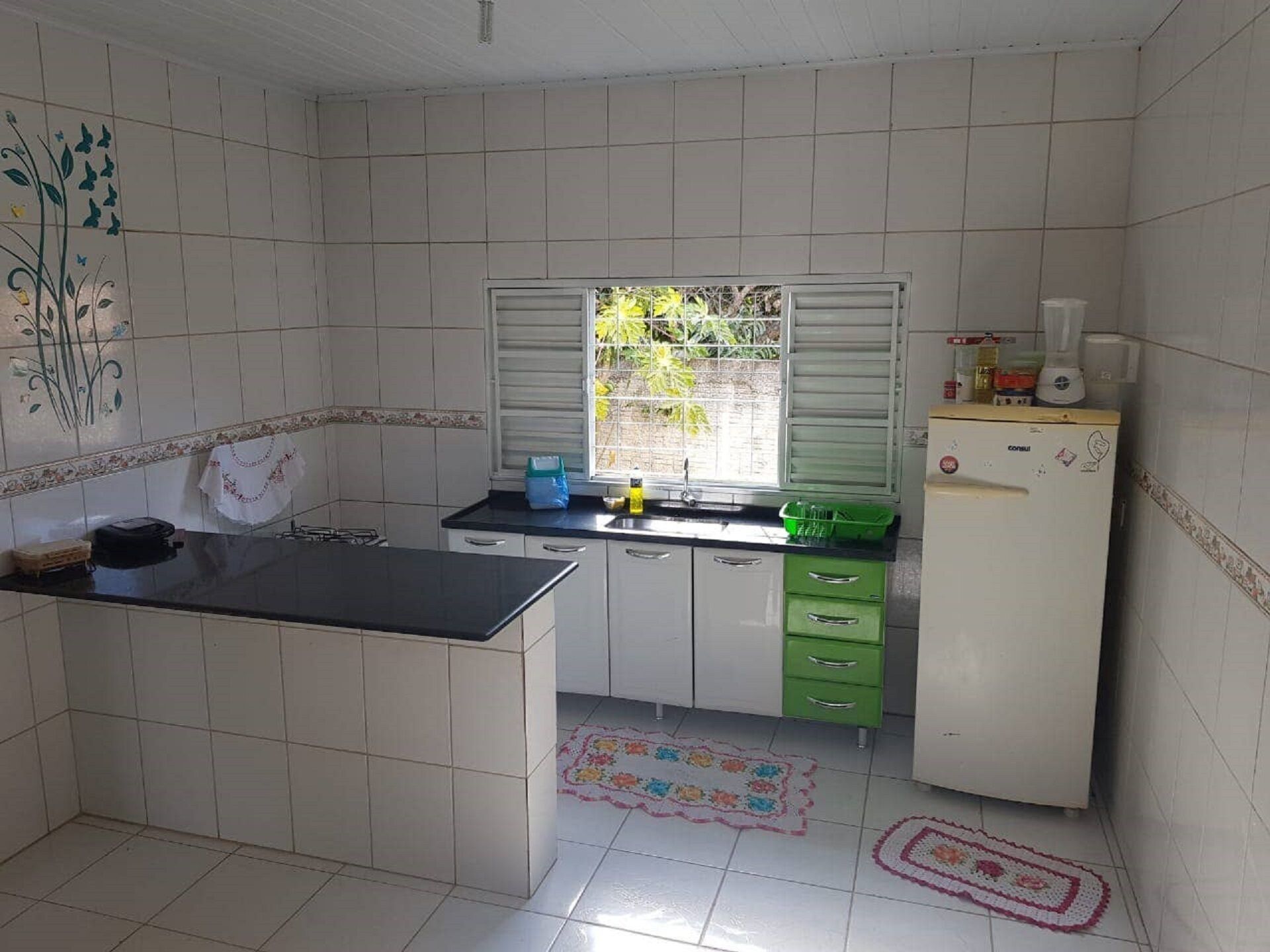 Jääkaappi, mikroaaltouuni, liesi, vedenkeitin