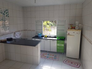 冷蔵庫、電子レンジ、コンロ、電気ポット