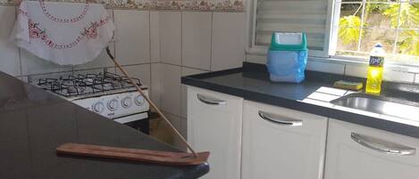 Een koelkast, een microgolfoven, een kookplaat, een waterkoker