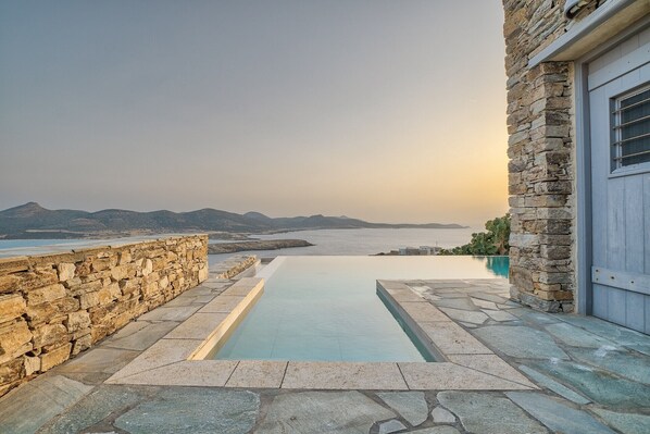 Alberca al aire libre y alberca infinita