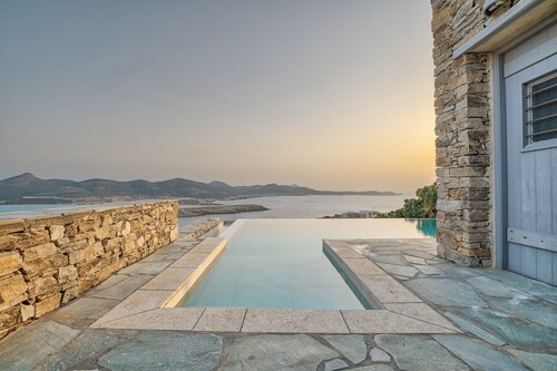 6 bedroom villa with pool and amazing views in Antiparos, 3 min to beach!