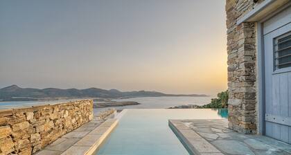 6 bedroom villa with pool and amazing views in Antiparos, 3 min to beach!