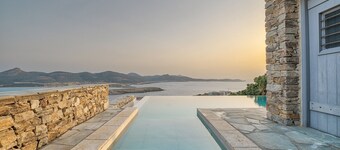 6 bedroom villa with pool and amazing views in Antiparos, 3 min to beach!
