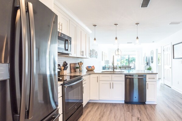 Refrigerador, microondas, horno y parrilla de estufa