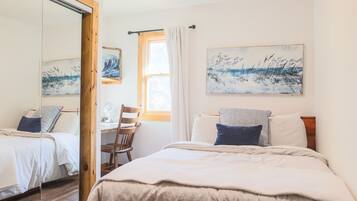 4 bedrooms, desk, iron/ironing board, travel crib
