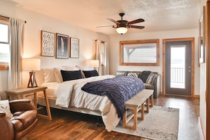 4 室のベッドルーム、デスク、アイロン / アイロン台、旅行用ベビーベッド