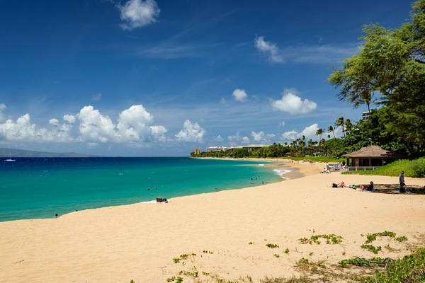 Una playa cerca, sillas reclinables de playa, toallas de playa