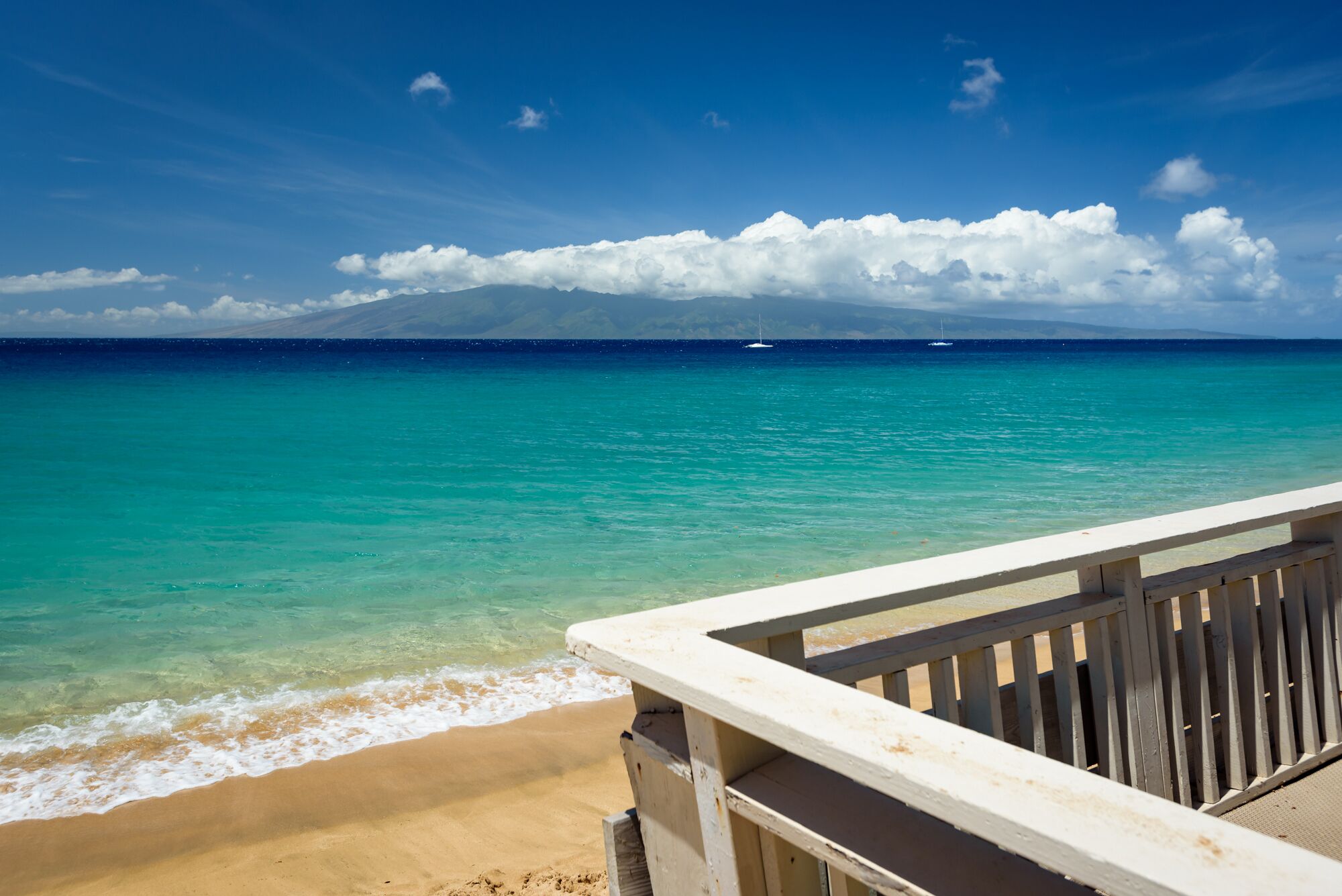 Beach nearby, sun loungers, beach towels