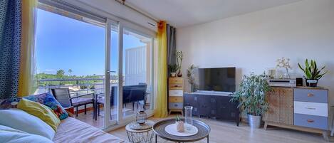 TV, lettore DVD, biblioteca musicale, videoteca