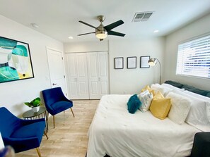 5 Schlafzimmer, Schreibtisch, Bügeleisen/Bügelbrett, Reisekinderbett