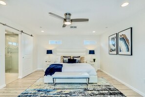 5 bedrooms, desk, iron/ironing board, travel crib - #SuiteHomeScottsdale: Your SPRING TRAINING BASECAMP in Old Town, Scottsdale! (Scottsdale)