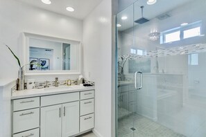 Combined shower/bathtub, hair dryer, towels, soap - #SuiteHomeScottsdale: Your SPRING TRAINING BASECAMP in Old Town, Scottsdale! (Scottsdale)