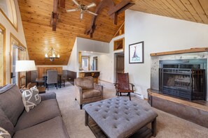 TV, fireplace - Unique condo w/treehouse features, fireplace and fantastic location - Stillwater Skyhouse Escape (Big Sky)