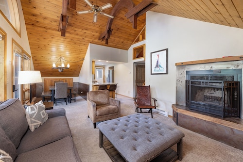 Unique condo w/treehouse features, fireplace and fantastic location - Stillwater Skyhouse Escape